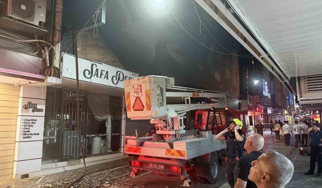 Kedi kurtarmaya gelen itfaiye erleri AVM'de çıkan yangını büyümeden söndürdü