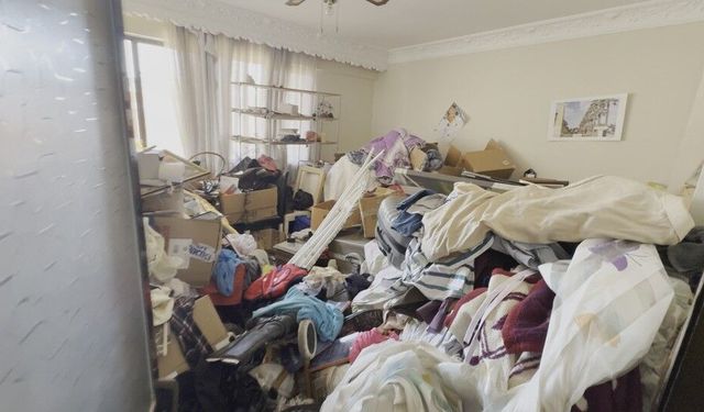 Kuşadası'nda çöp evden 2,3 ton atık çıkarıldı