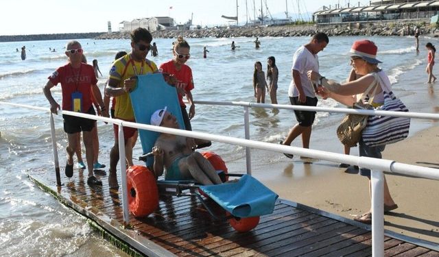 Kuşadası'nda engelsiz plaj uygulamasıyla deniz keyfi herkes için erişilebilir oldu