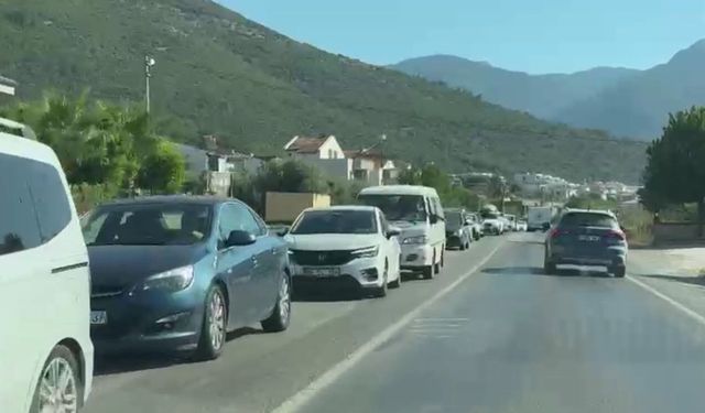 Kuşadası'nda milli park dönüşü yoğunluğu oluştu
