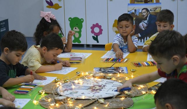 Kuşadası'nda minikler yaz tatilinde sanatla gelişiyor