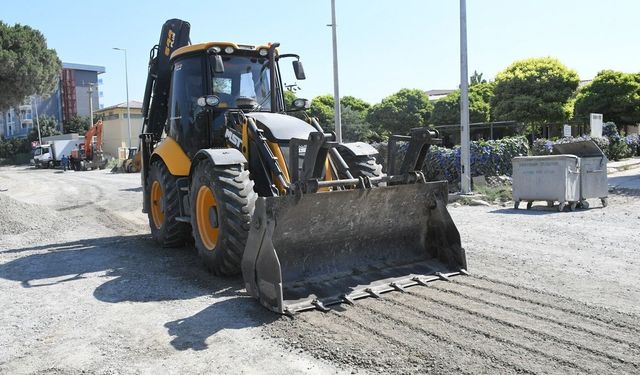 Kuşadası'nda sıcak asfalt çalışması