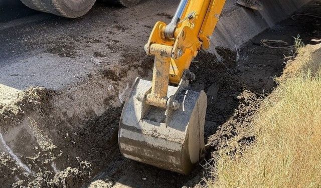 Kuşadası'nda su kanallarının bakım ve temizlik çalışması devam ediyor