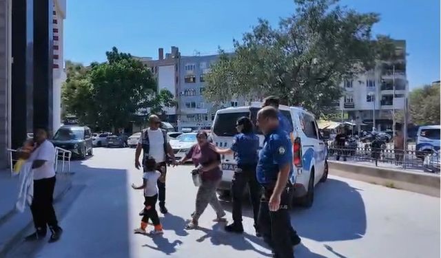 Kuşadası'nda zabıta memurunu darbeden 2 kadın dilenci tutuklandı