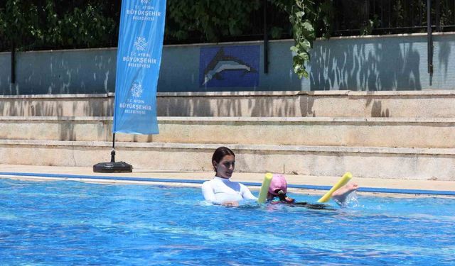 Otizmli çocuklar yüzmeyle güçleniyor