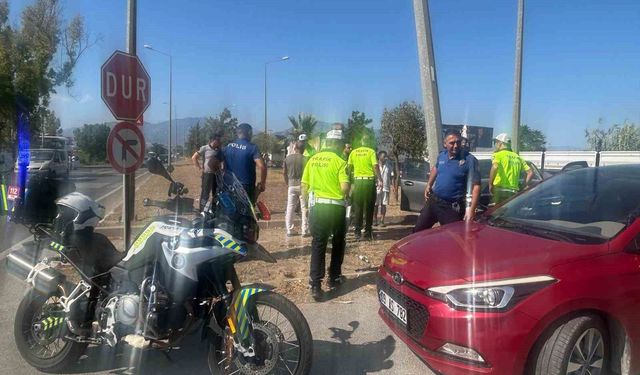 Otomobil aydınlatma direğine çarptı: 2 yaralı