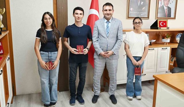 YKS'de Türkiye derecesi yapan Aydınlı öğrenciler ödüllendirildi