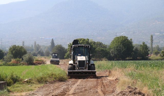 Bozdoğan Belediyesi ova yollarında çalışmalara devam ediyor