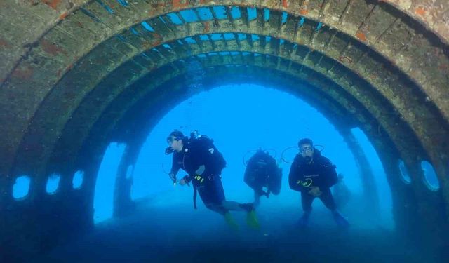 Kuşadası'nın batık uçağı 10'uncu yılında yoğun ilgi görüyor