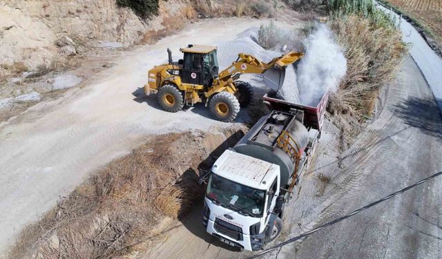 BAŞKAN YETİŞKİN’DEN ÜRETİCİLERİN YÜZÜNÜ GÜLDÜREN ASFALT ÇALIŞMASI