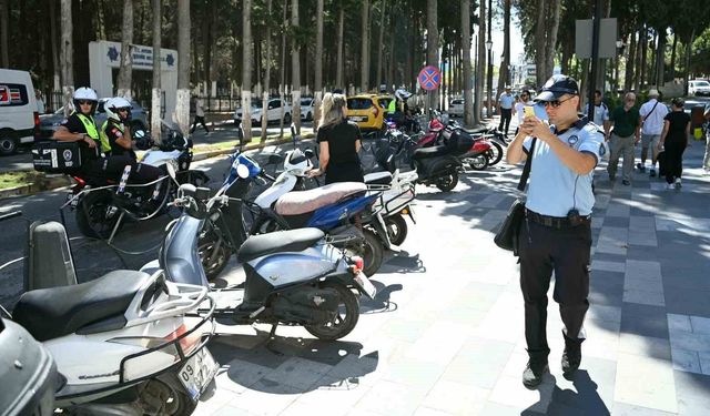Kuşadası'nda kaldırımlar boşaltıldı, kurallara uymayanlara ceza