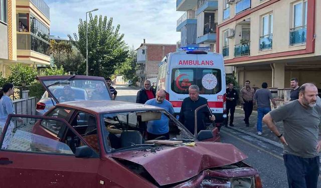Aydın'da otomobil aydınlatma direğine çarptı: 2 yaralı