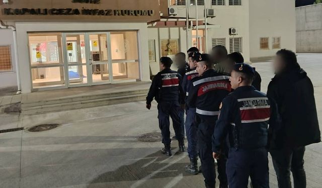 Kuşadası'nda durdurulan minibüsten 20 düzensiz göçmen çıktı