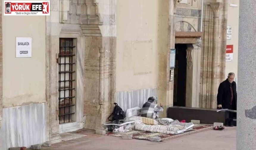 Cami bahçesini mesken tutan kadını otelde kalmaya kimse ikna edemiyor