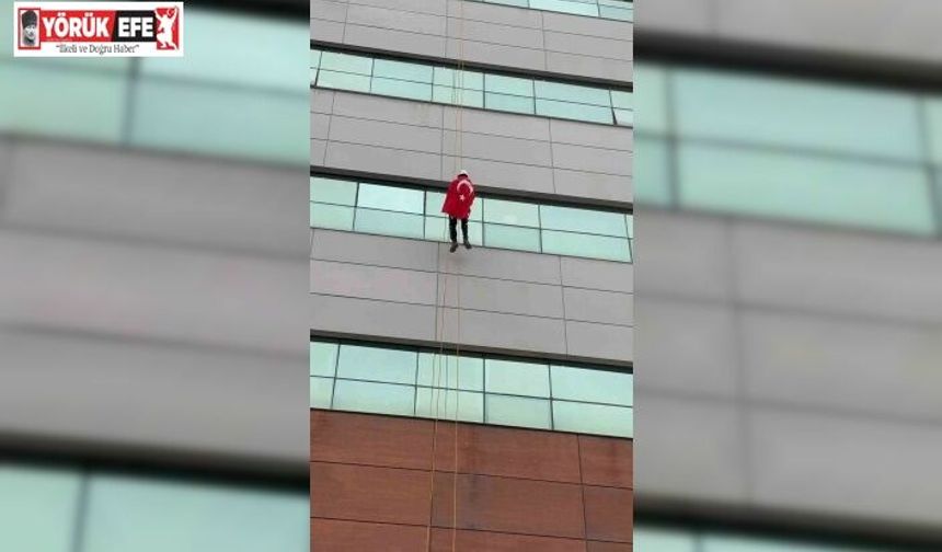 Türk bayrağına saldırıya Aydın’dan tepki: 30 metreye tırmanıp zirveye astı