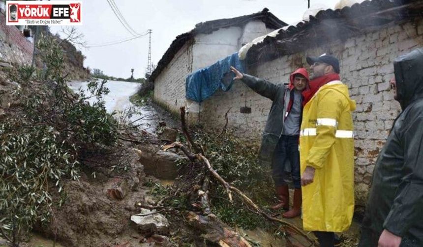 Germencik’te sağanak yağış sonrası başkan çizmeleri giyip sokağa çıktı