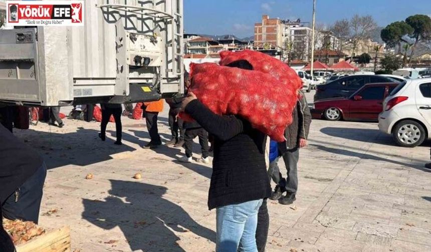 Hayır için dağıtılan tonlarca soğan bir saatte tükendi