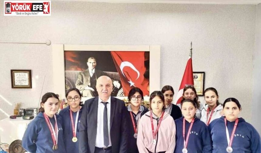 Ortaokul öğrencileri bilek güreşinde madalyalara ambargo koydu