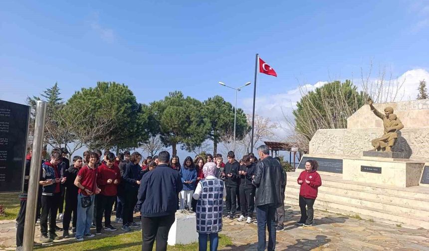 Aydın'da öğrenciler şehitleri andı