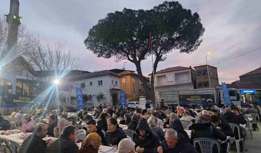 Büyükşehir'in iftar sofraları vatandaşları buluşturuyor