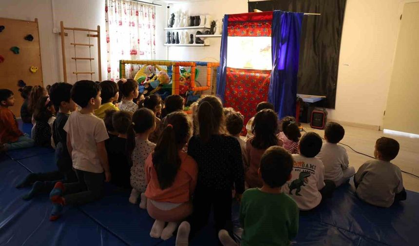 Didim Belediyesi minikleri Hacivat ve Karagöz ile buluşturdu