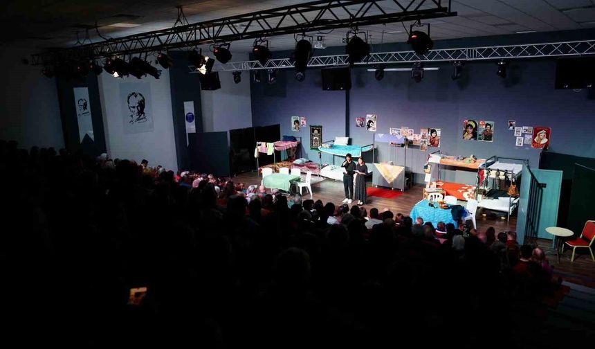 Didim'deki kadınlara yönelik tiyatro oyunu yoğun ilgi gördü