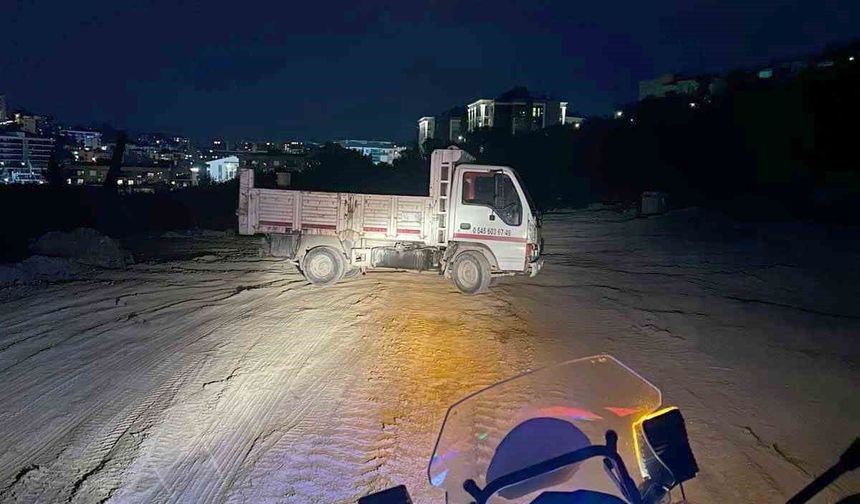Kuşadası'nda kaçak moloz dökerken suçüstü yakalanan kamyonet sürücüsüne ceza
