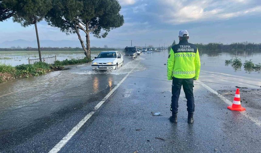Menderes Nehri taştı, İncirliova-Koçarlı yolu sular altında kaldı
