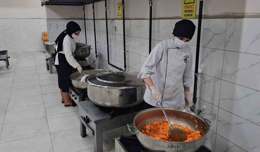 Nazilli'de iftar yemeklerini kız meslek liseliler hazırladı