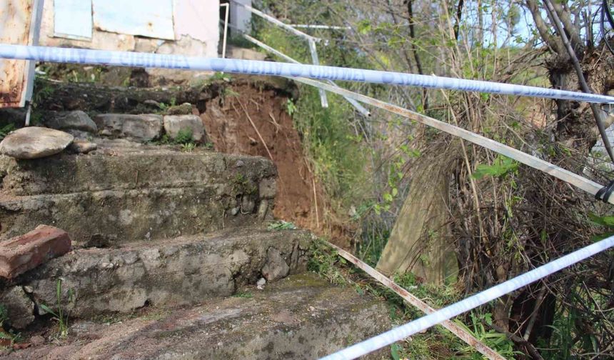 Toprak kayması sonucu evi yıkılan genç 10 dakikayla kurtuldu