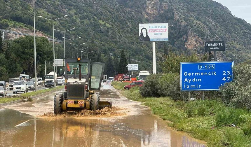 Aşırı yağışlar Söke'de hayatı olumsuz etkiliyor