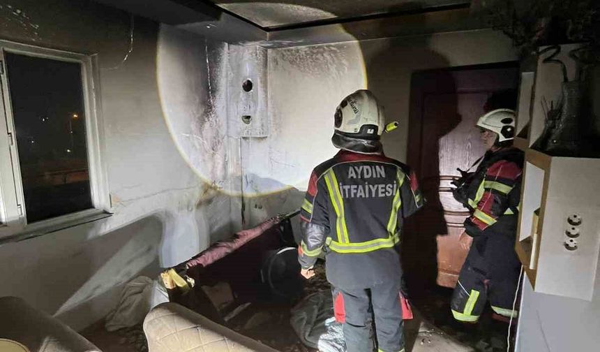 Aydın'da ev yangını: 2 kişi dumandan etkilendi