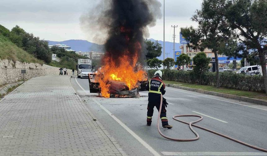 Aynı noktada 2 araç alevlere teslim oldu