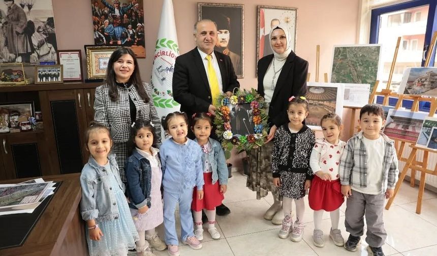 Başkan Kaya minik öğrencileri belediyede ağırladı