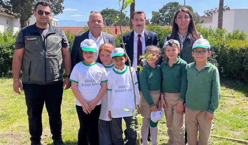 Bozdoğan Hükümet Konağı Bahçesinde çocuklarla fidan dikimi yapıldı