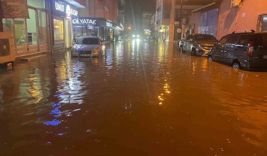 Çine'de sağanak etkili oldu, yollar göle döndü