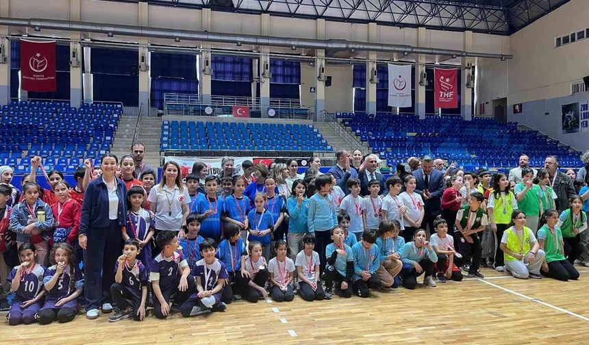 Efeler'de minikler sporla buluştu