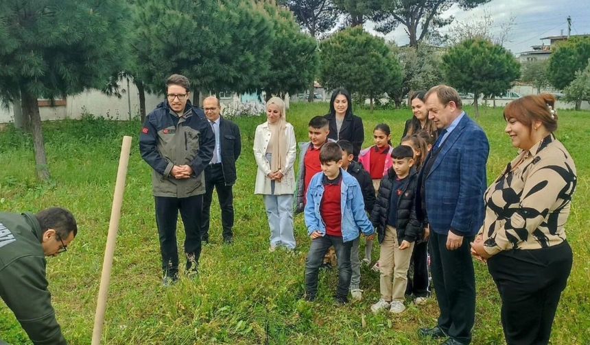 Germencik'te özel öğrenciler Orman Haftası'nda fidan dikti