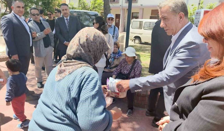 Herkes belediye başkanı olarak,işportacı teyze ise müşteri olarak gördü