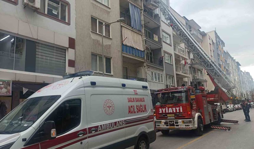 İtfaiyenin asansörlü merdivenine binmekten korkan genç, kırık ayağıyla merdivenlerden indi