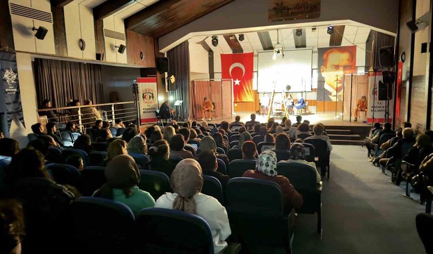 Karacasu'da 'Hepimiz Mahkumuz' oyunu büyük ilgi gördü