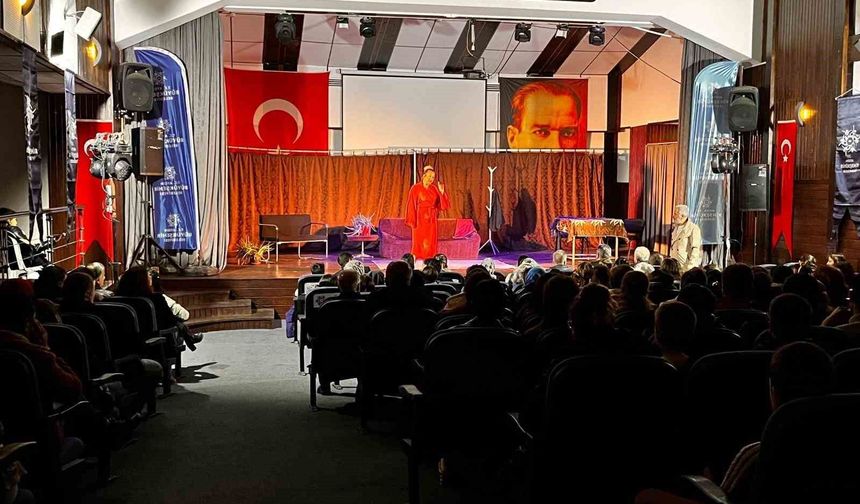 Karacasu'da 'İyi Delirdik' tiyatro oyunu vatandaşlarla buluştu