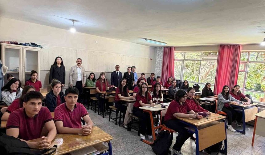 Kaymakam Ateş liseli öğrencilerle bir araya geldi