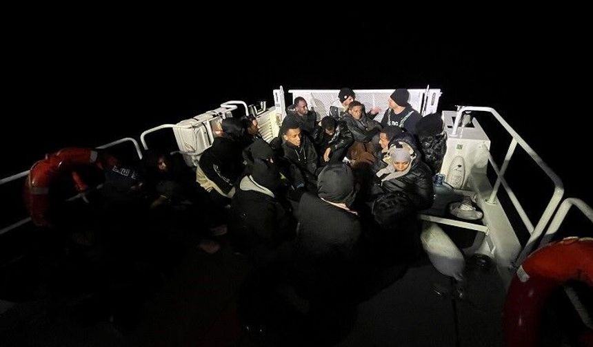 Kuşadası açıklarında 19 düzensiz göçmen yakalandı