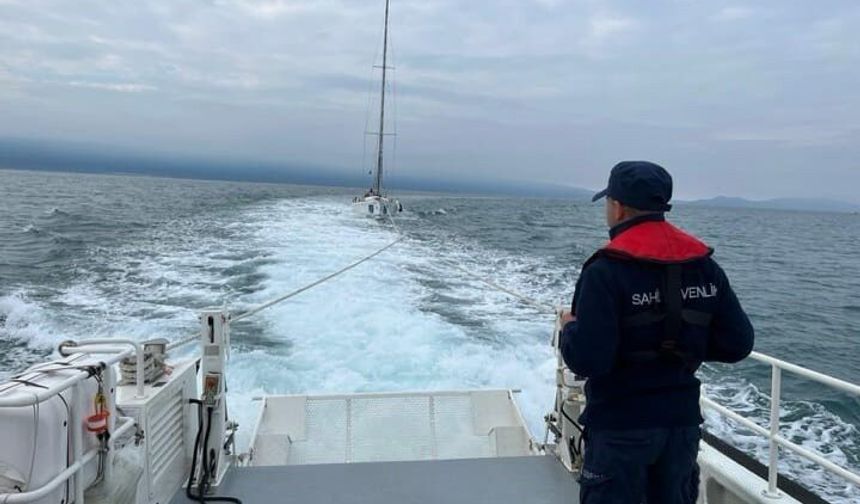 Kuşadası açıklarında motoru bozulan tekne kurtarıldı