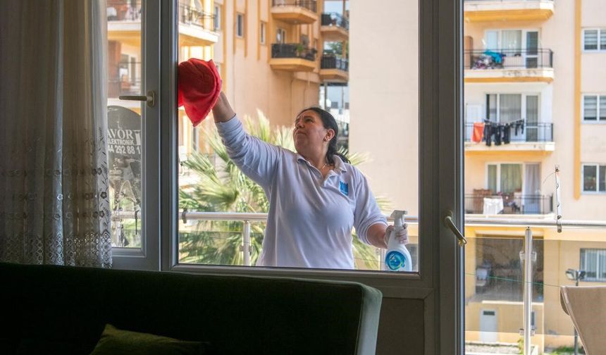 Kuşadası Belediyesi Evde Bakım Birimi ihtiyaç sahibi vatandaşların yanında