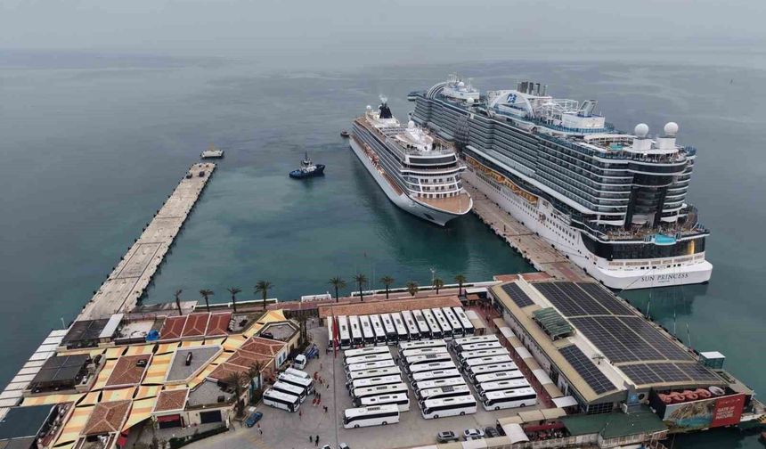 Kuşadası'na 2 kruvaziyer 5 bin 297 turist getirdi