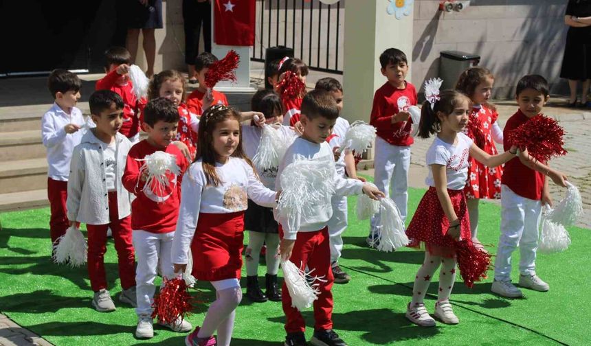 Minik öğrenciler polis abileri unutmadı