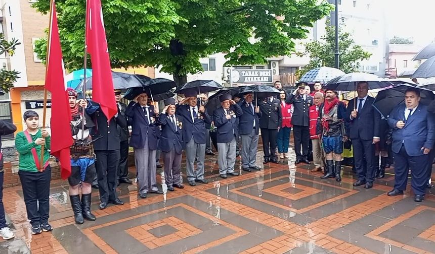 Nazilli'de 23 Nisan yağmur altında kutlandı