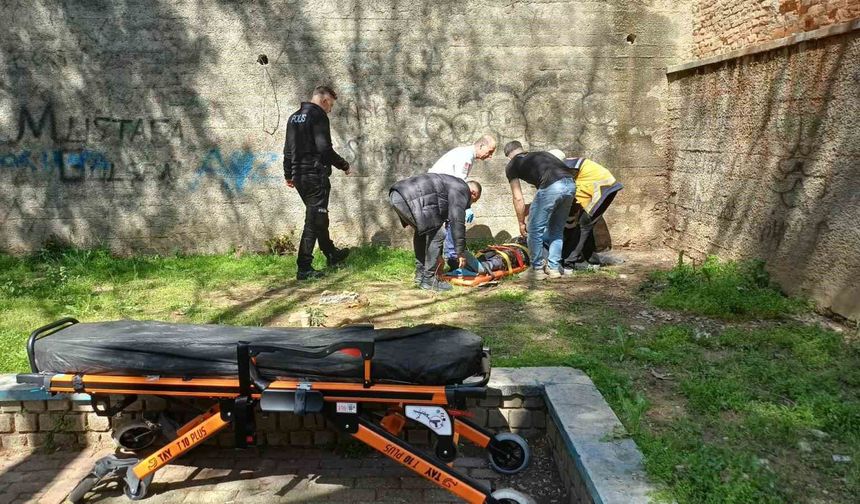 Ot toplamak istedi, 5 metreden aşağı düştü